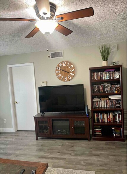 Building Photo - 5651 Rattlesnake Hammock Rd