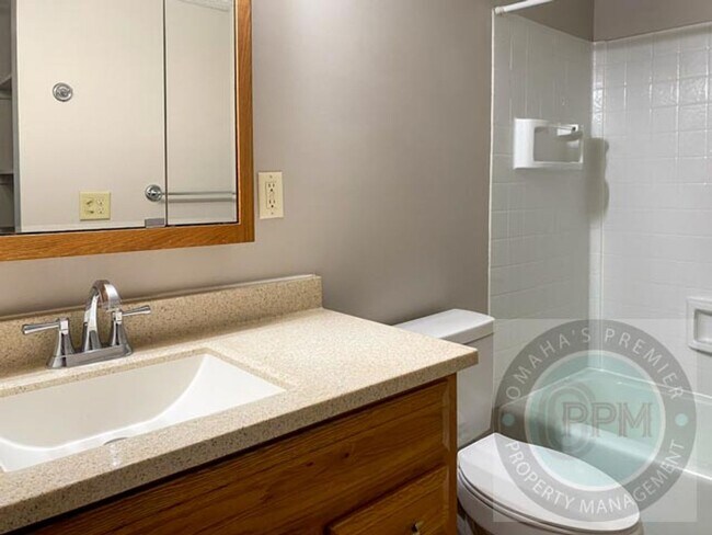 Building Photo - HUGE 2 Bed 1 Bath Cornhusker Creek