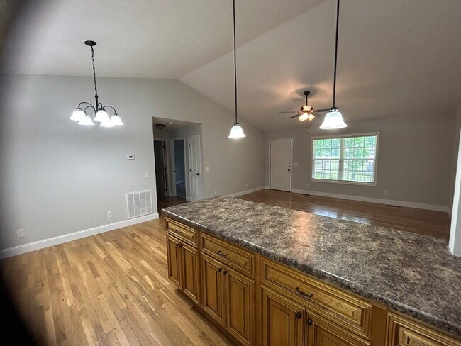 Building Photo - 3-Bedroom Ranch Style Home with 2 Full Bat...