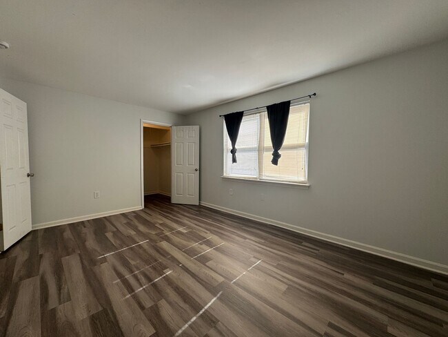 Building Photo - Spacious 1 Bed 1 Bath Condo With Balcony In Mayflower Square