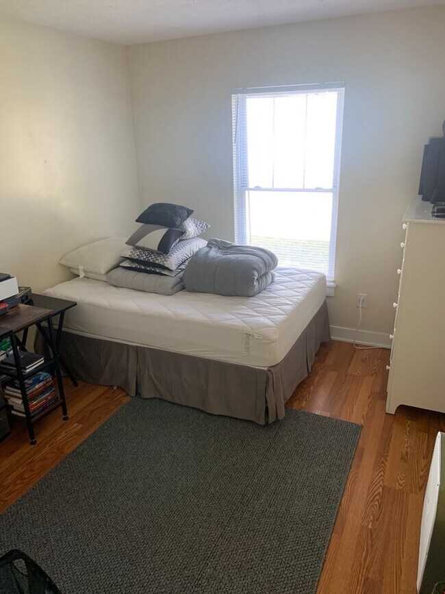 Building Photo - ***AVAILABLE AUGUST 2027*** Bedroom, 2 Bat...