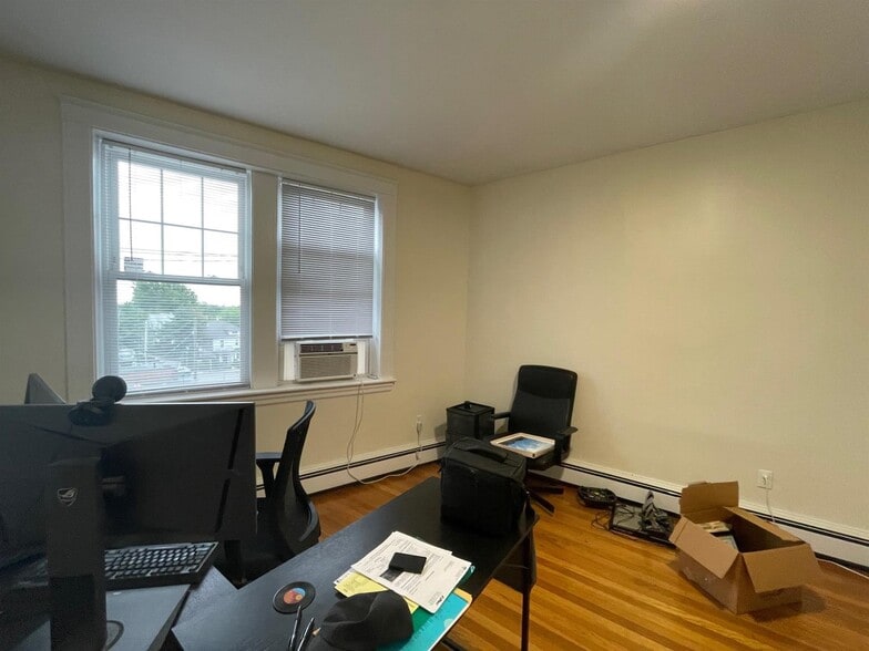 Building Photo - 206 Massachusetts Ave