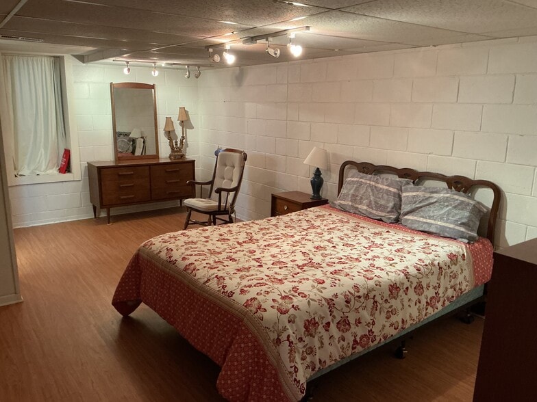 Building Photo - 5923 Angling Rd