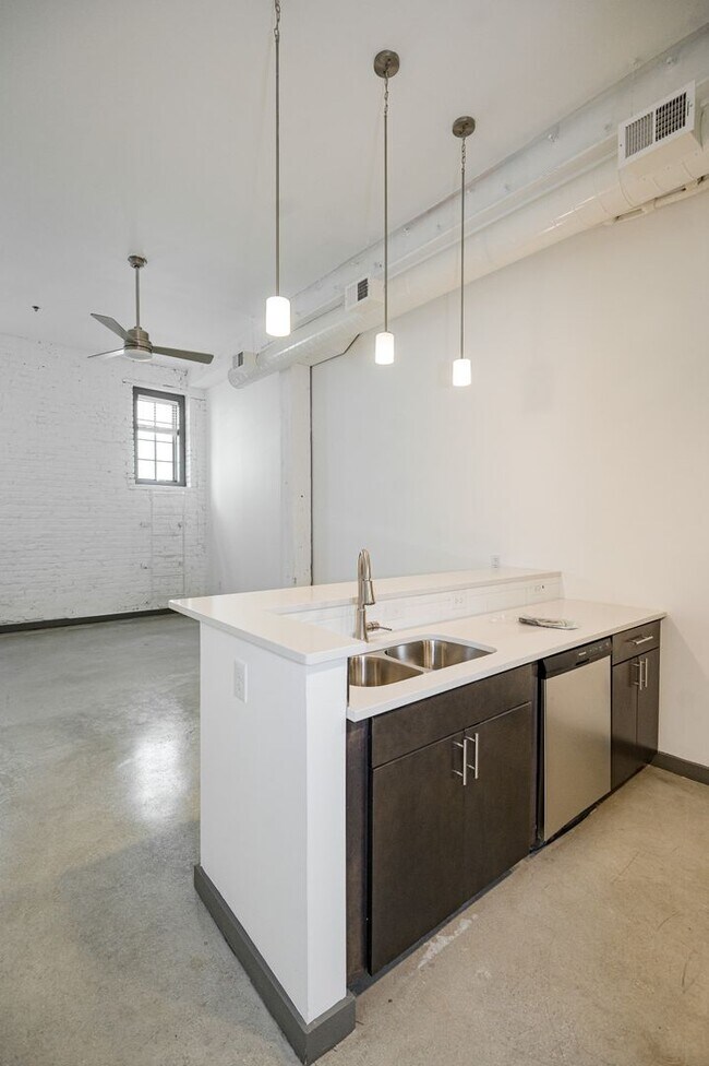 Building Photo - Downstairs Flat by Bike Rack with Washer & Dryer