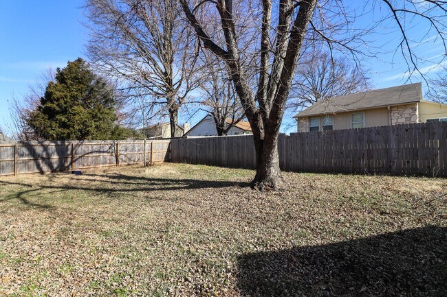 Building Photo - 4 bedroom, 2 1/2 bath, 2 car garage located in the quiet Summit View subdivision.