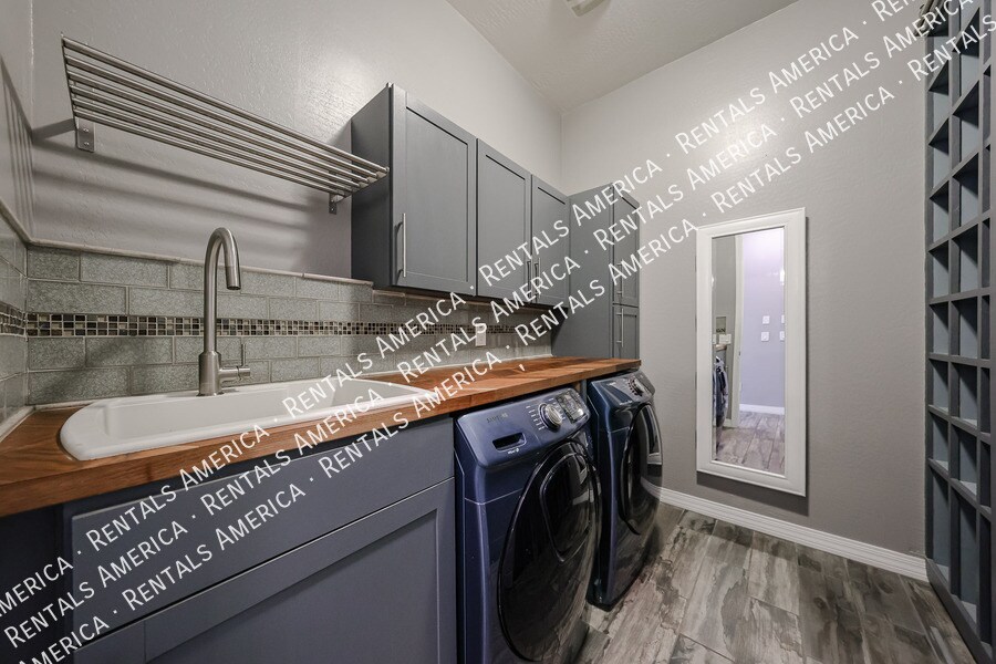 Building Photo - 5833 S Wilson Way