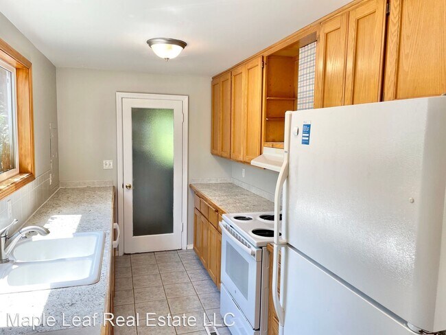 Building Photo - 3 br, 1.5 bath House - 11721 Roosevelt Way NE