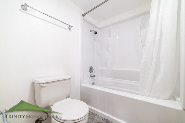 Building Photo - 2564 Navarra Dr