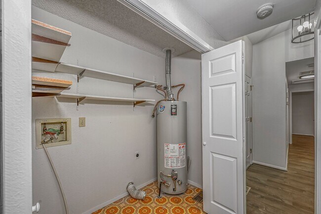 Building Photo - 3-bedroom 2-bathroom home with fenced back...