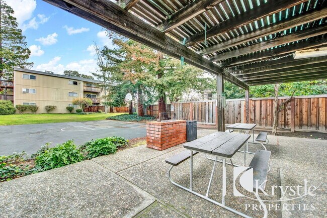 Building Photo - 1060 Oak Grove Rd