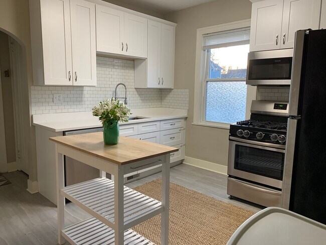 Building Photo - 910 Lake St