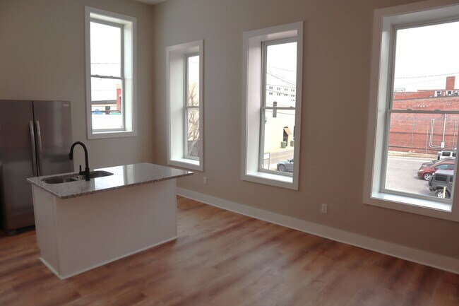 Building Photo - 128 N Water Ave