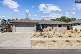 Building Photo - Light and Bright 3 Bedroom/ 2 Bath Home on...