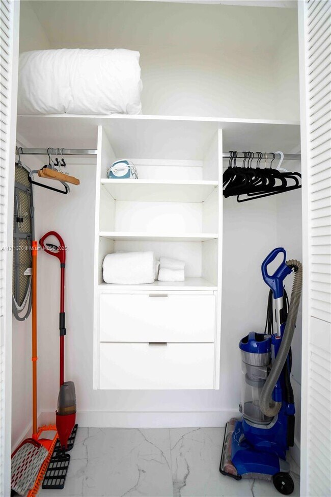 Building Photo - 8425 Crespi Blvd