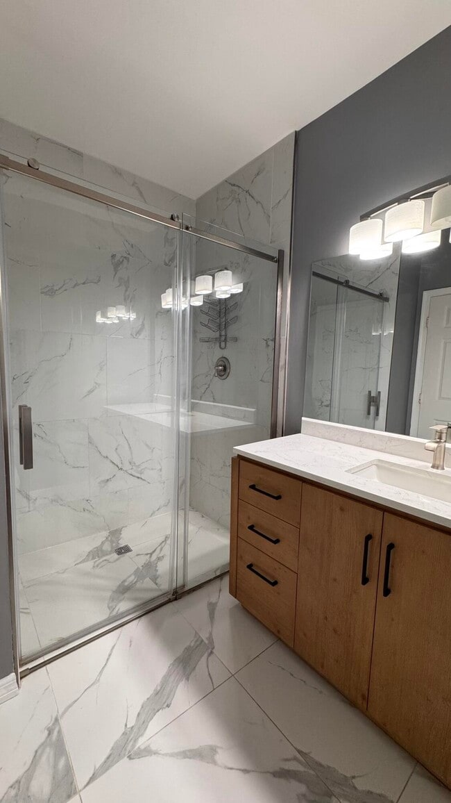 Building Photo - 6422 Park Lake Cir