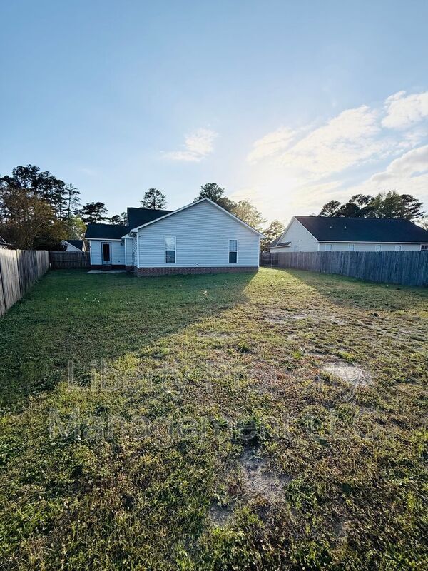 Building Photo - 805 Broadmore Dr