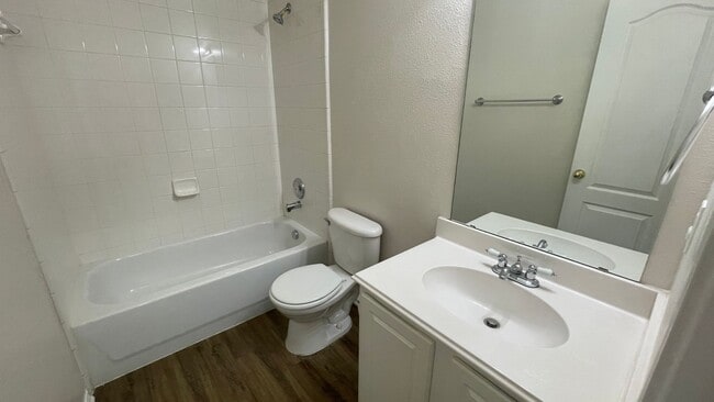 Building Photo - Beautiful single story home with community pool off Harmon