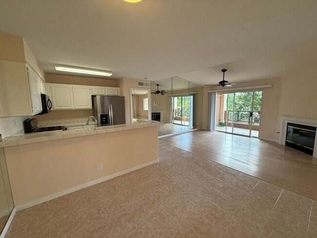 Primary Photo - Beautiful Condo Located in the Heart Of Ca...