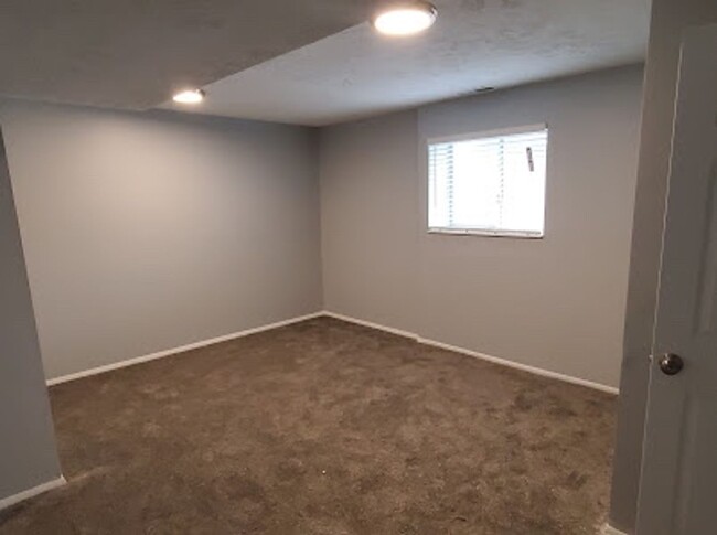 Building Photo - Remodeled 4 Bedroom In Sandy! Close To Alt...