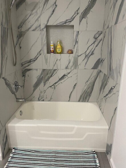 Master bath - 6435 Camarilla Ave