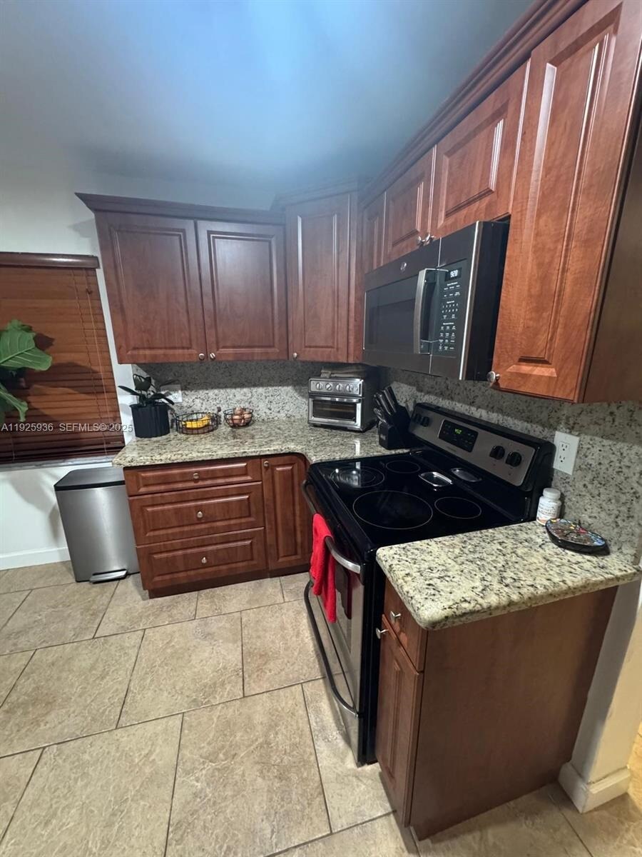 Building Photo - 10161 SW 137th Ct