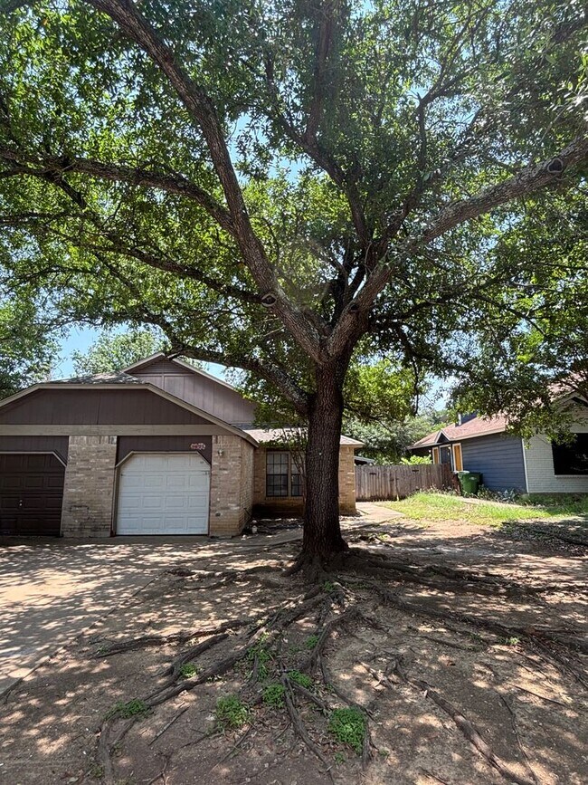 Building Photo - 2033 Redwing Way