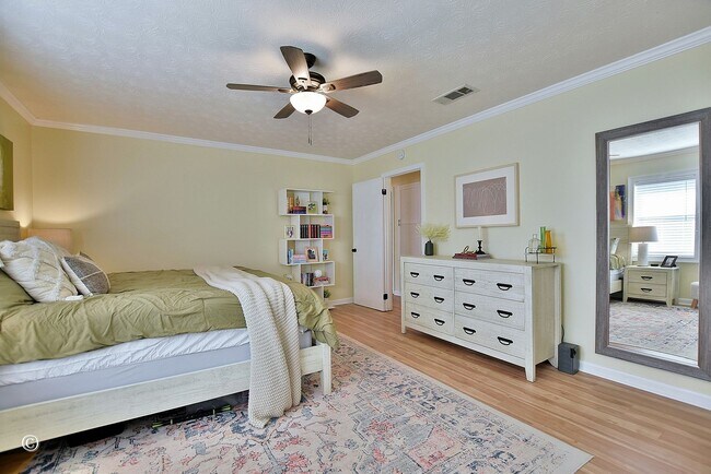 Building Photo - Move-in Ready 1-level in cul de sac with privacy fenced backyard