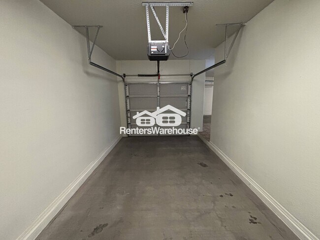 Building Photo - 1933 W Davis Rd