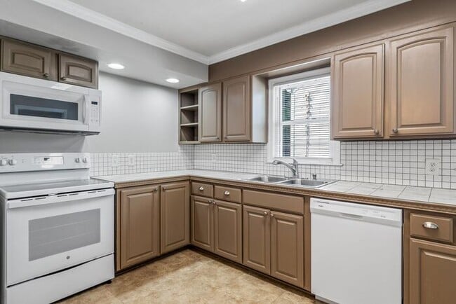 Building Photo - Updated Home- Near State Street! LR, DR, J...