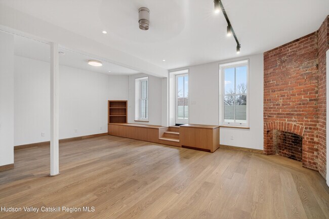 Building Photo - 316 Wall St