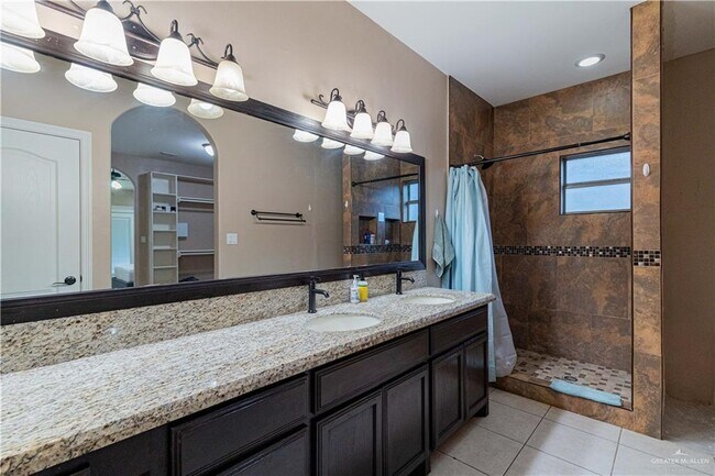 Building Photo - 824 Pine Lake Cir