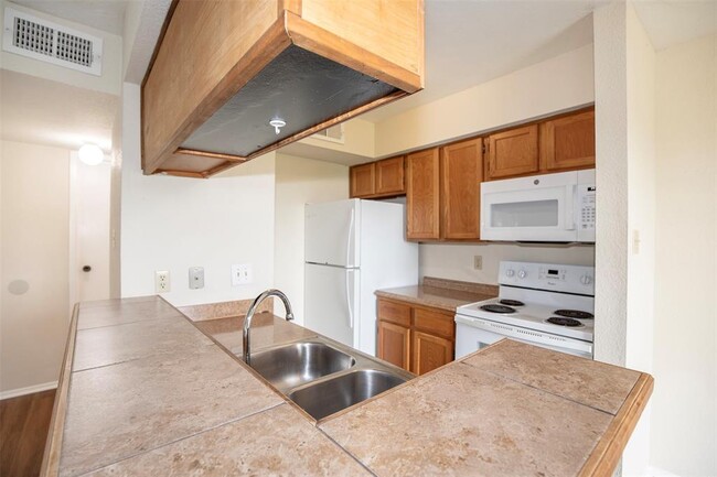 Building Photo - 18511 Egret Bay Blvd