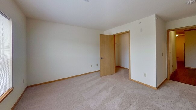 Building Photo - Condo Style Upper 2 Bedroom 1 Bathroom Apartment