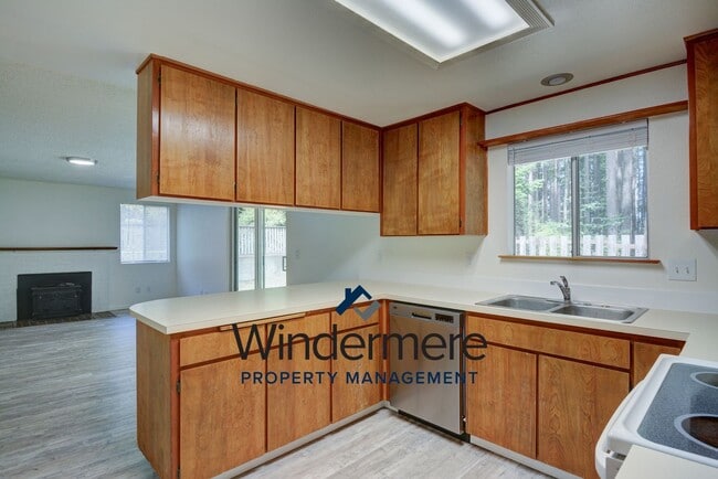 Building Photo - 4 bedroom 3 bathroom pet friendly home