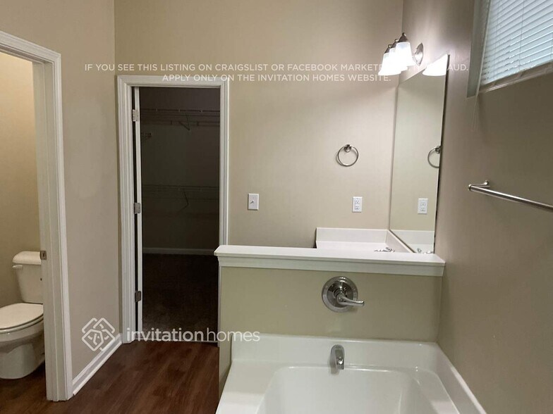 Building Photo - 657 Armitage Way