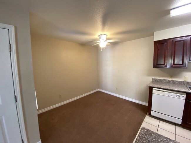 Building Photo - 3 Bedroom 2 bath condo located on second floor.