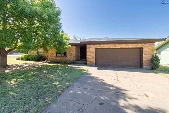 Building Photo - 501 W Texas Ave