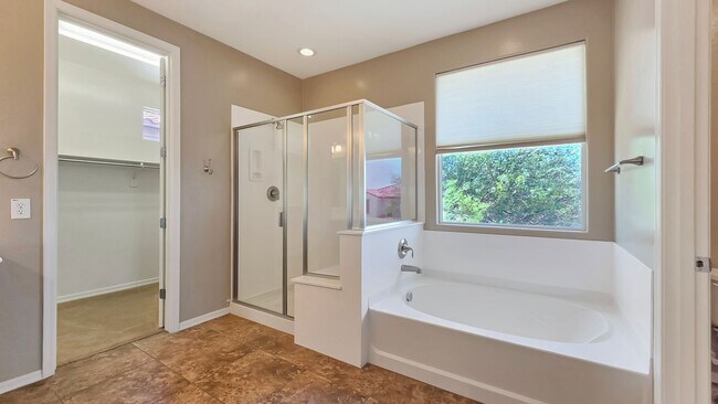 Building Photo - Upgraded kitchen and lots of sq ft in Verrado!