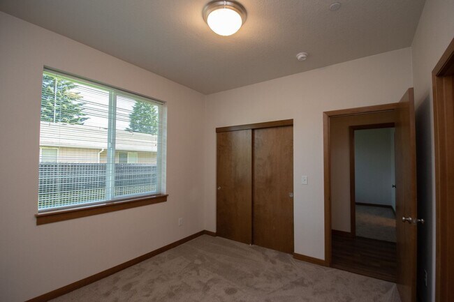 Building Photo - Wonderful 2BD Duplex in Great Washougal Lo...