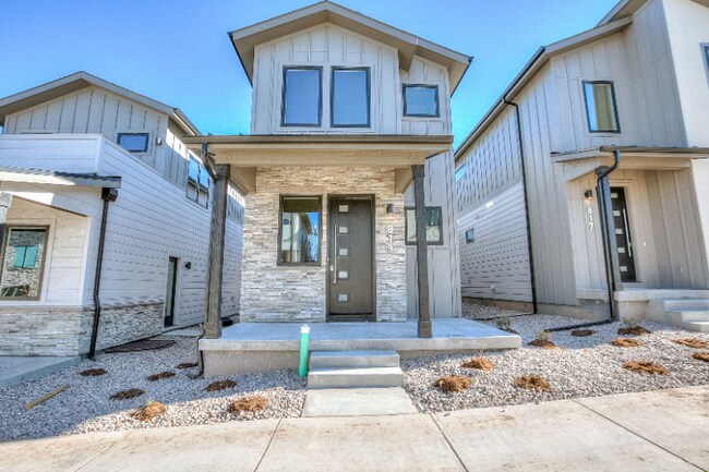 Building Photo - 819 Cherokee Dr