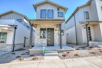 Building Photo - 819 Cherokee Dr