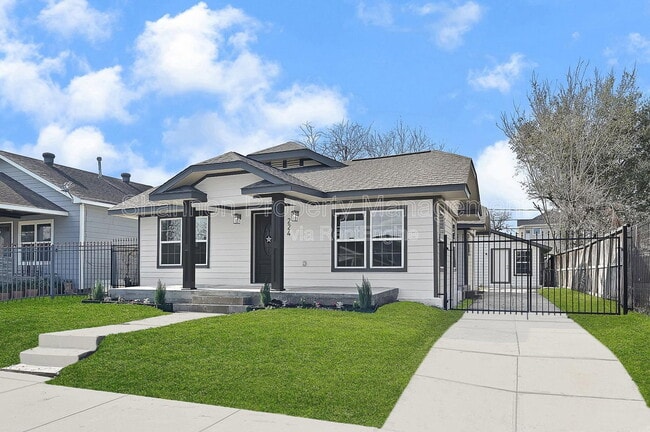 Building Photo - 224 Everton St