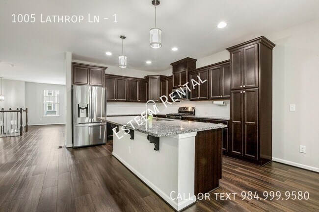 Building Photo - 1005 Lathrop Ln