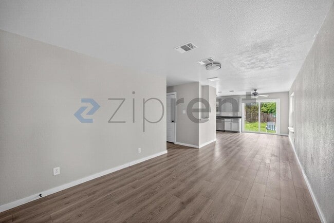 Building Photo - Unit