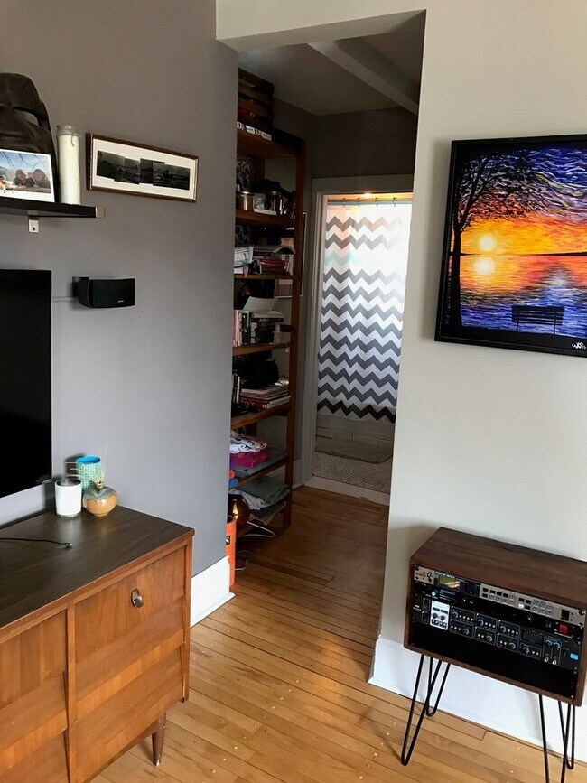 Building Photo - NE Duplex For Rent