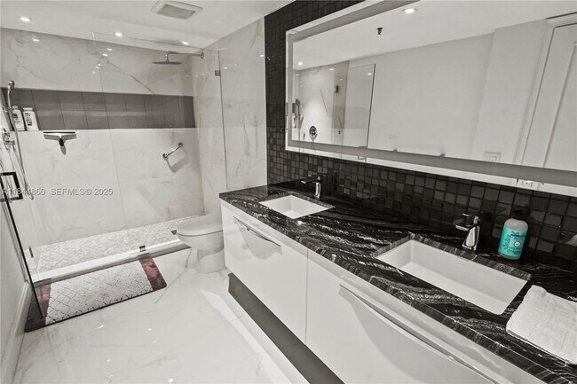 Building Photo - 8877 Collins Ave