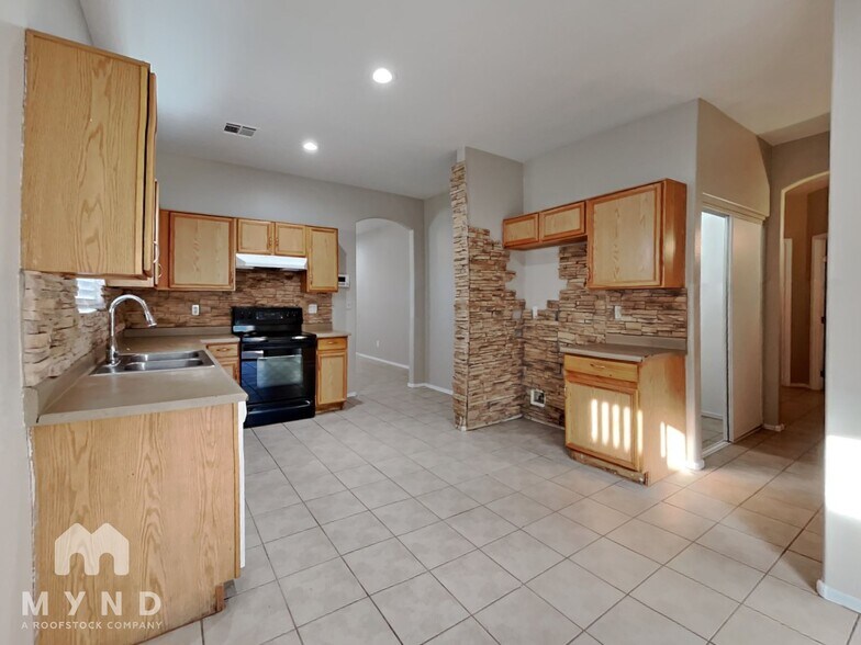 Building Photo - 5651 S 11th Dr