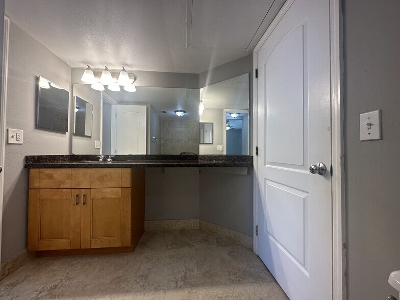 Building Photo - 2820 N Oakland Forest Dr