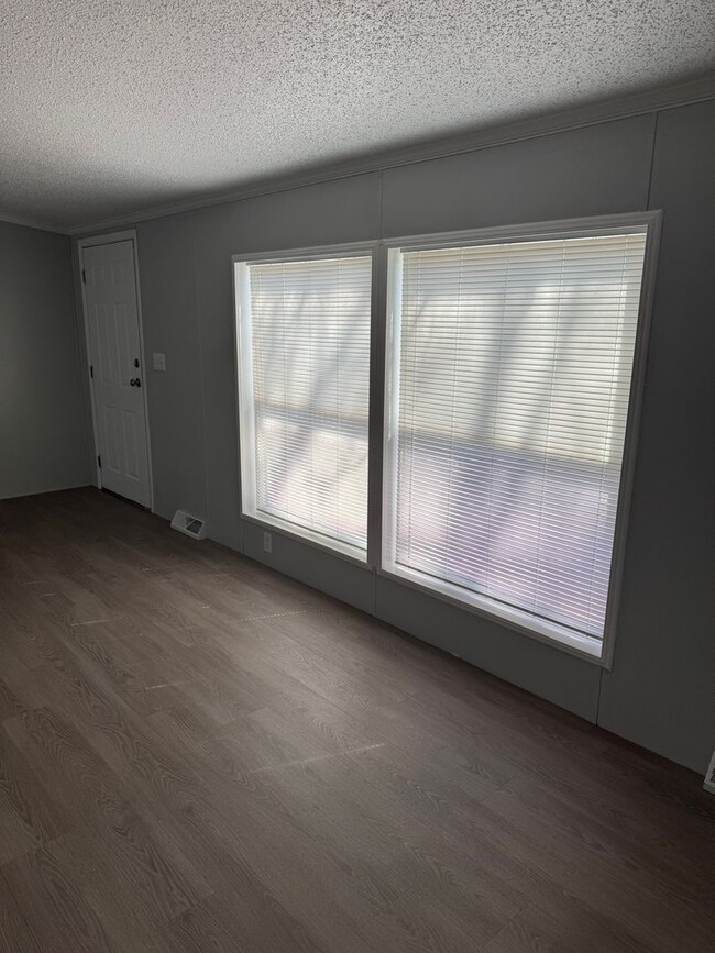 Building Photo - Very large yard great location a nice older doublewide Home