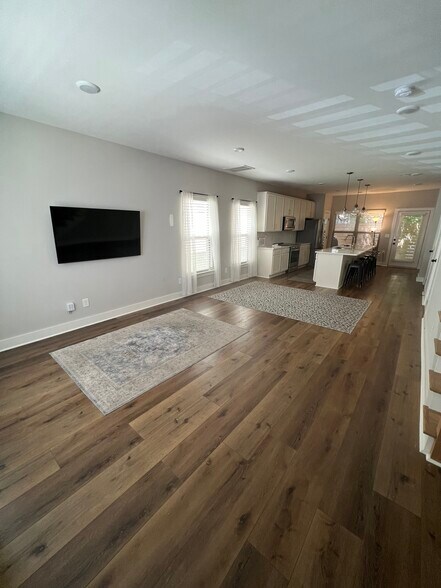 Building Photo - 213 Thompson Park Dr